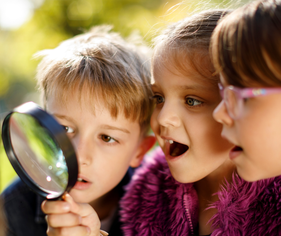 Spielende Kinder erforschen die Welt